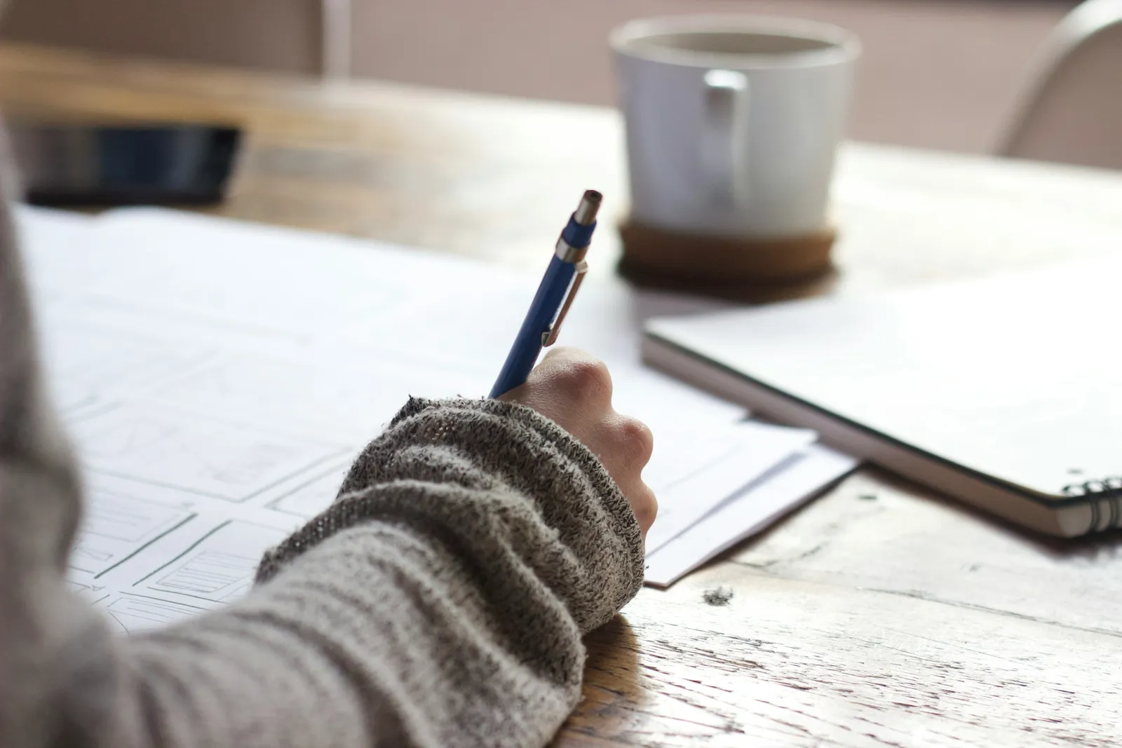 Persona estudiando y tomando notas para la preparación de una oposición