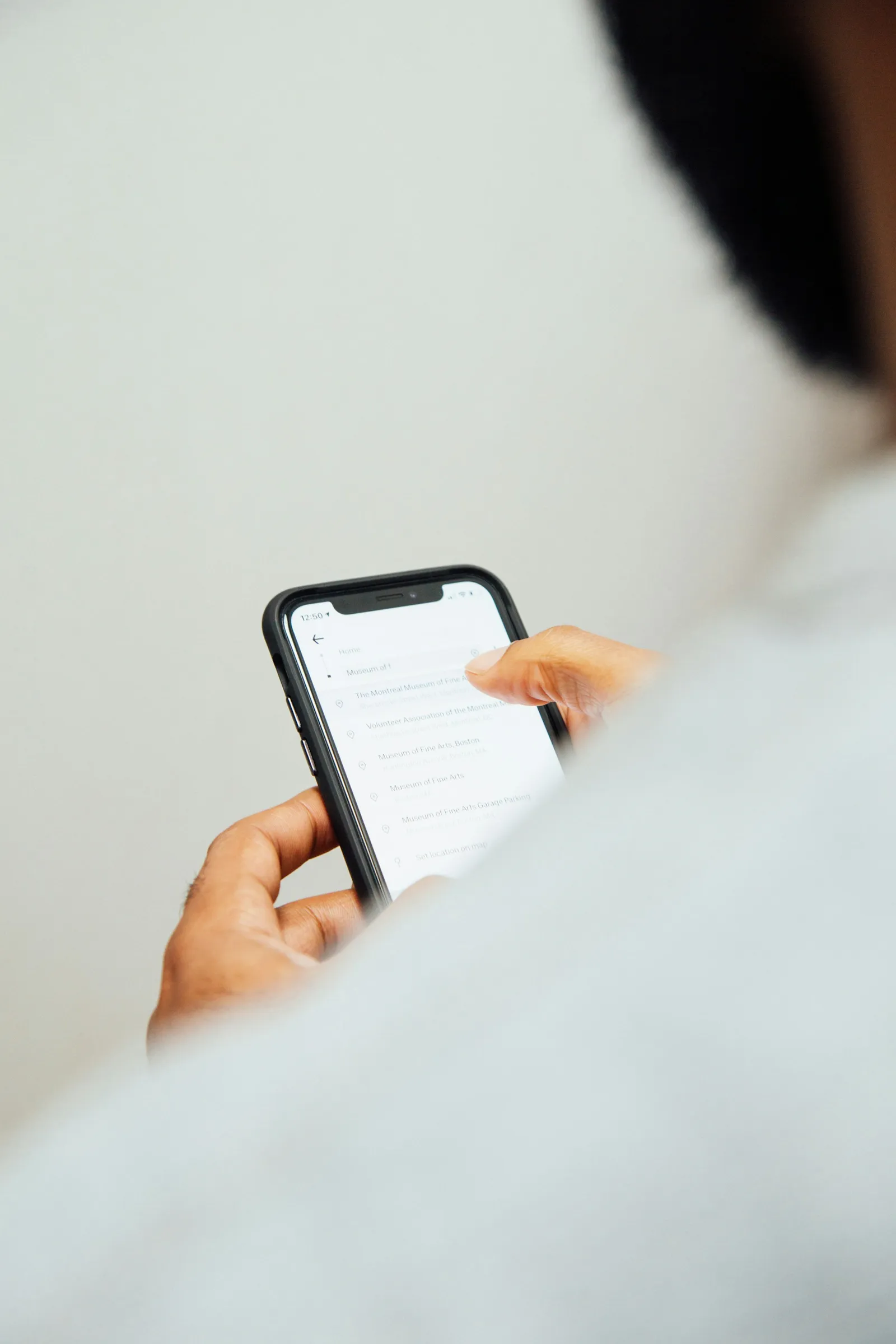 Persona revisando comunicaciones y campañas de marketing desde el móvil