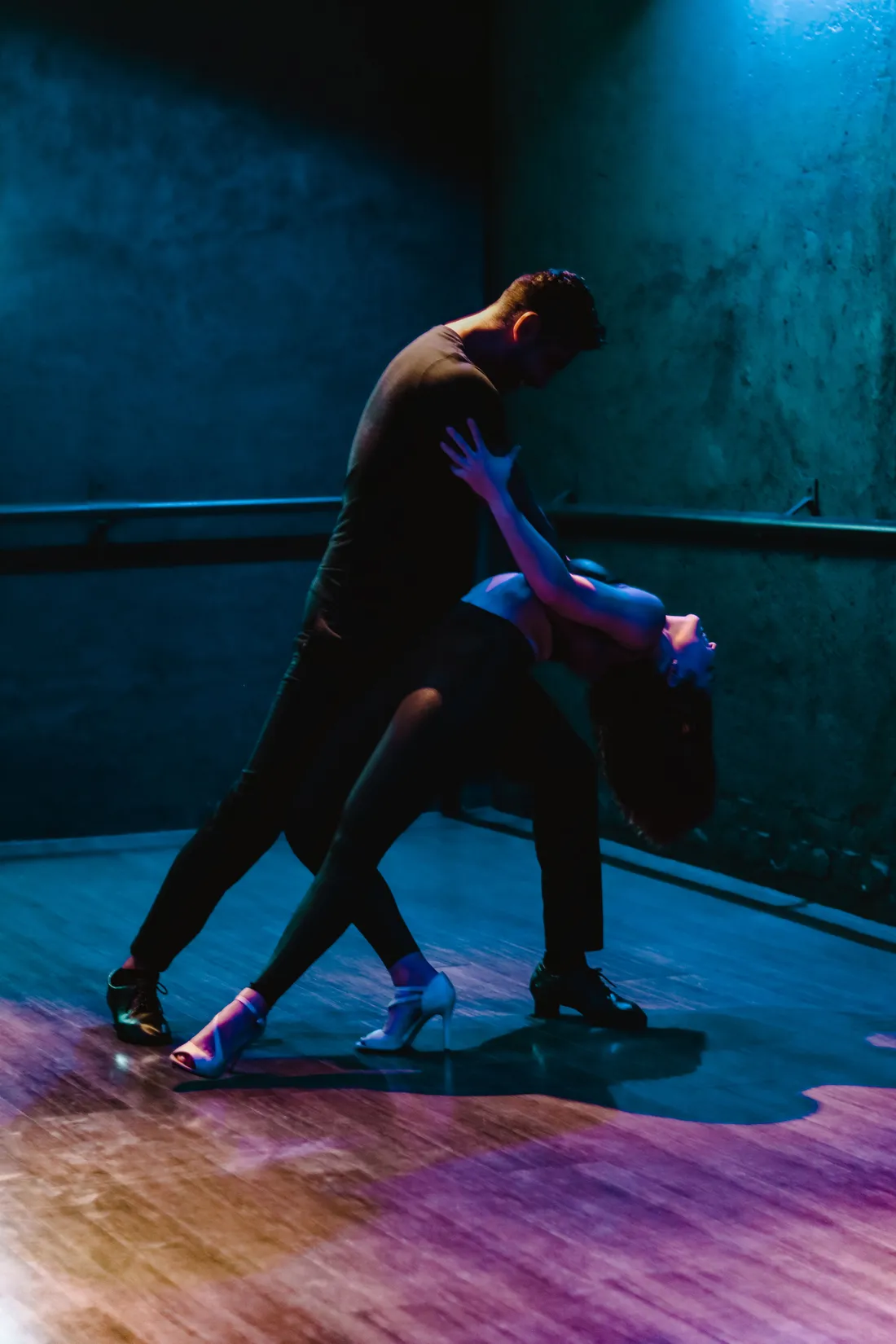 Pareja de bailarines practicando una coreografía en pareja
