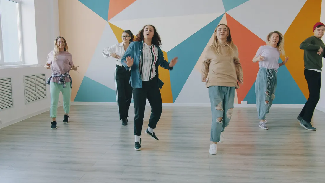 Grupo de alumnos ensayando una coreografía en una escuela de baile