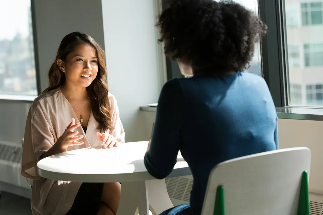 Dos personas conversando en una sesión de coaching profesional