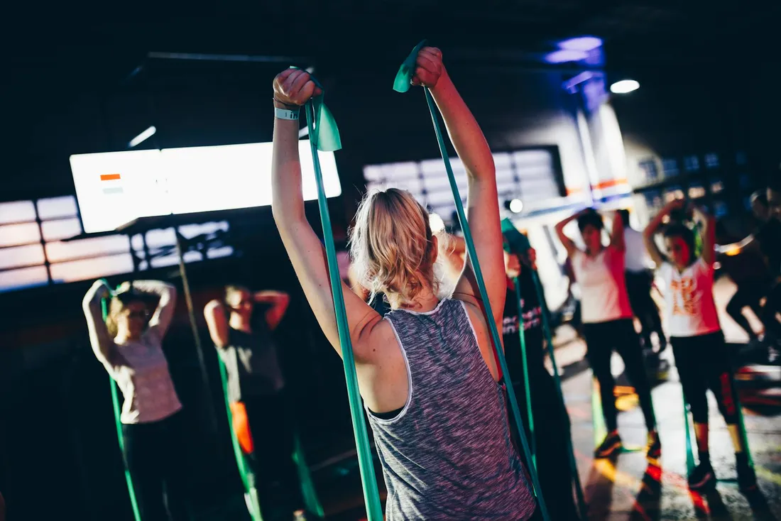 Clase dirigida en pleno entrenamiento en el gimnasio