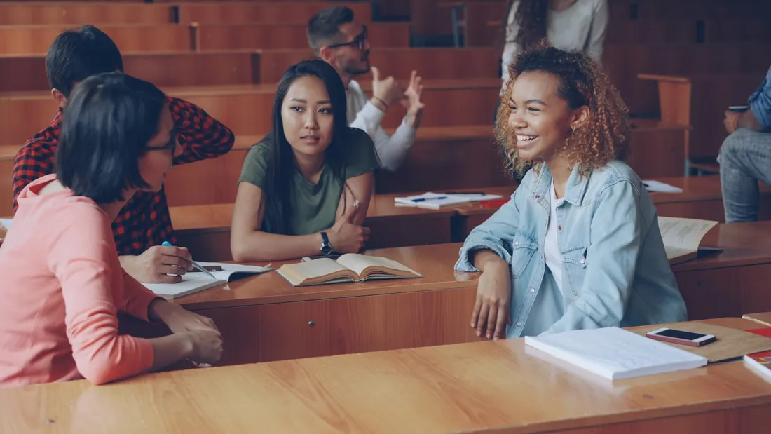 Alumnos participando activamente en una clase de idiomas