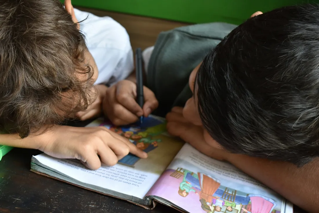 Alumno aprendiendo a tocar la guitarra con su profesor