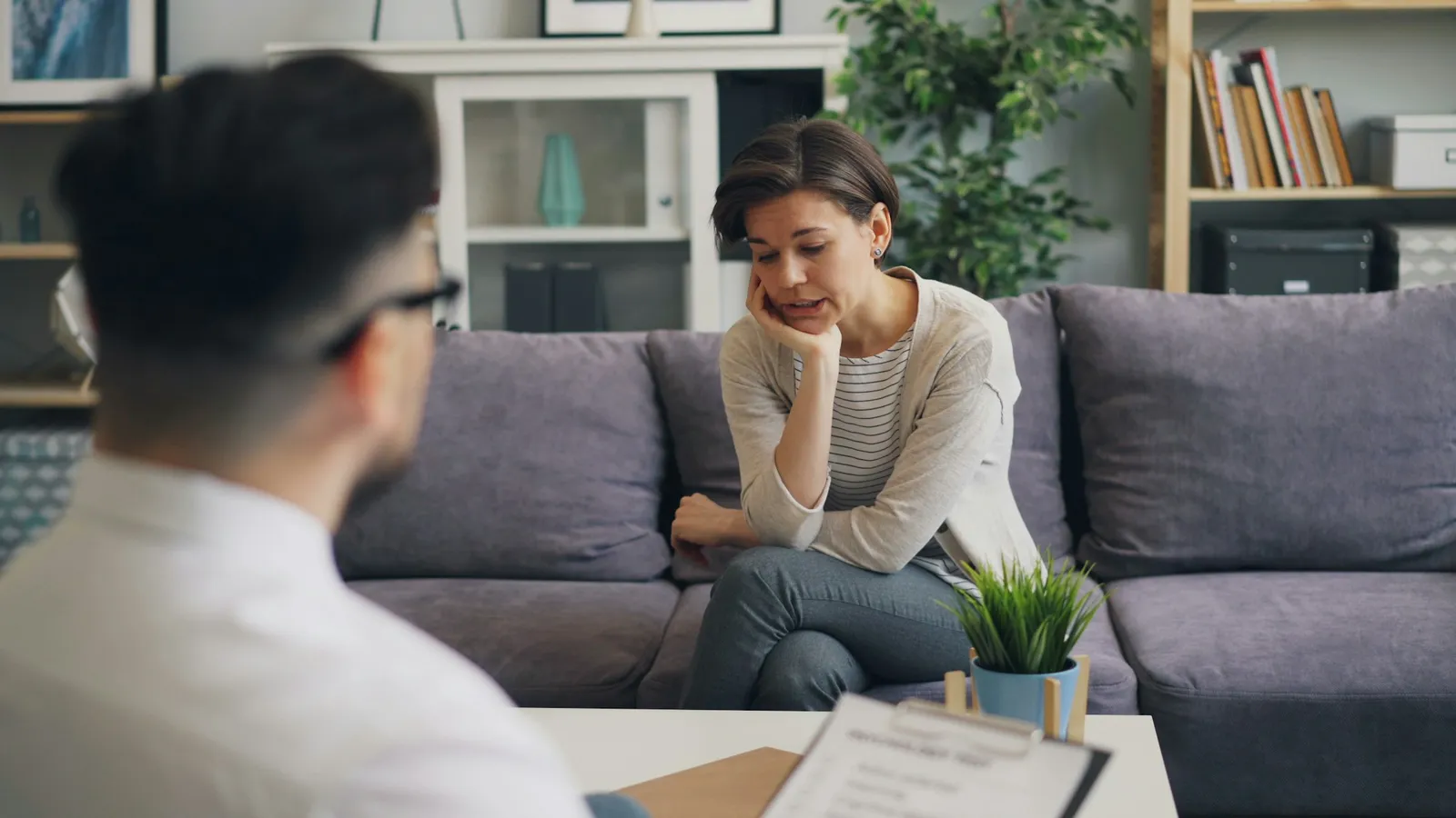 Sesión de terapia entre un psicólogo y una clienta en una consulta