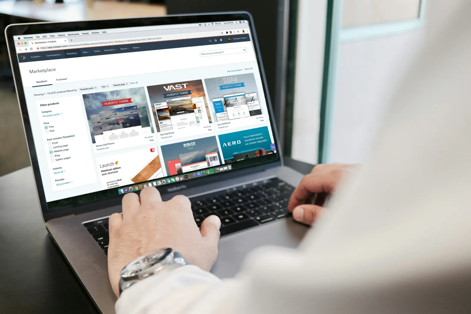 Persona creando y gestionando su web desde el ordenador